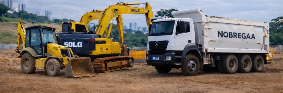 Caminhão basculante Nobregaa, retroescavadeira e escavadeiras SDLG no pátio da empresa em São Paulo