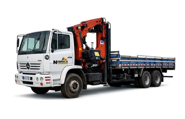 Caminhão munck com guindaste articulado vermelho e carroceria de carga
