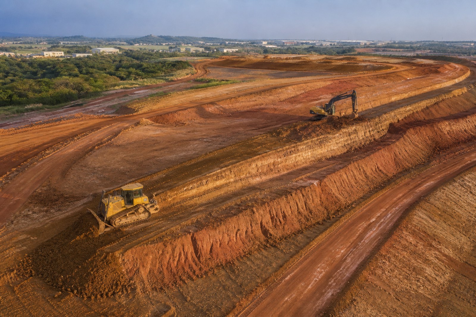 Vista aérea de área em terraplanagem executada pela Nobregaa, com platôs, taludes e estrada de acesso conformados